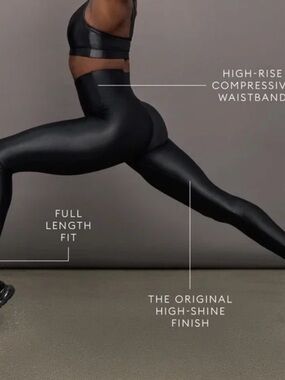 Carbon38 
	
High Rise 7/8 Legging in Takara Shine - Black